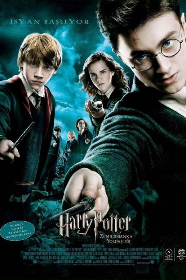 5. öğretim yılı için Hogwarts’a dönen Harry, büyücü camiasının büyük çoğunluğunun onun kötü Lord Voldemort’la karşılaştığını inkar ederek, Lord Voldemort’un döndüğü haberine kulak tıkamayı tercih ettiklerini görür. Sihir Bakanı Cornelius Fudge, Dumbledore ve Hogwarts öğrencilerinin hareketlerinden haberdar olabilmek için okula yeni bir Karanlık Sanatlara Karşı Savunma öğretmeni atar. Ama Profesör Dolores Umbridge’in Bakanlıktan onaylı savunma büyüsü dersi onları ve tüm büyücü camiasını kendilerini tehdit eden karanlık güçlere karşı ne yazık ki savunmasız bırakır; bu yüzden, arkadaşları Hermione ve Ron’un teşviki üzerine, Harry konuya el atar. Kendilerine “Dumbledore’un Ordusu” adını veren küçük grupla buluşan Harry, onlara Karanlık Güçlere karşı nasıl savunacaklarını öğreterek, bu genç ve cesur büyücüleri kendilerini bekleyen olağanüstü savaşa hazırlar.
