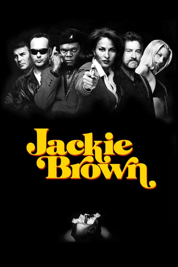 Möt Jackie Brown, en 44-årig flygvärdinna som drygar ut sin inkomst med att smuggla svarta pengar från Mexico. Mannen som ligger bakom pengarna är vapensmugglaren Ordell, som dessutom är en iskall mördare. Polisen har länge haft ögonen på Ordell och försöker komma åt honom, och har nu hittat ett sätt: Jackie Brown, som de stoppar i tullen. Hon får välja mellan att avslöja Ordell (och hamna på kyrkogården) eller att sätta sig upp mot polisen (och hamna i fängelse). Men Jackie har en tredje plan - och nu börjar ett livsfarligt spel om en halv miljon av Ordells dollar... Här levererar Tarantino en sällsynt spännande film och än en gång har han trollat med rollbesättningen och fått fram några av Hollywoods största namn. Skådespelarprestationerna som är i toppklass, ett suveränt soundtrack och en plot som vrider sig snabbare än en kobra - här kommer Jackie Brown!