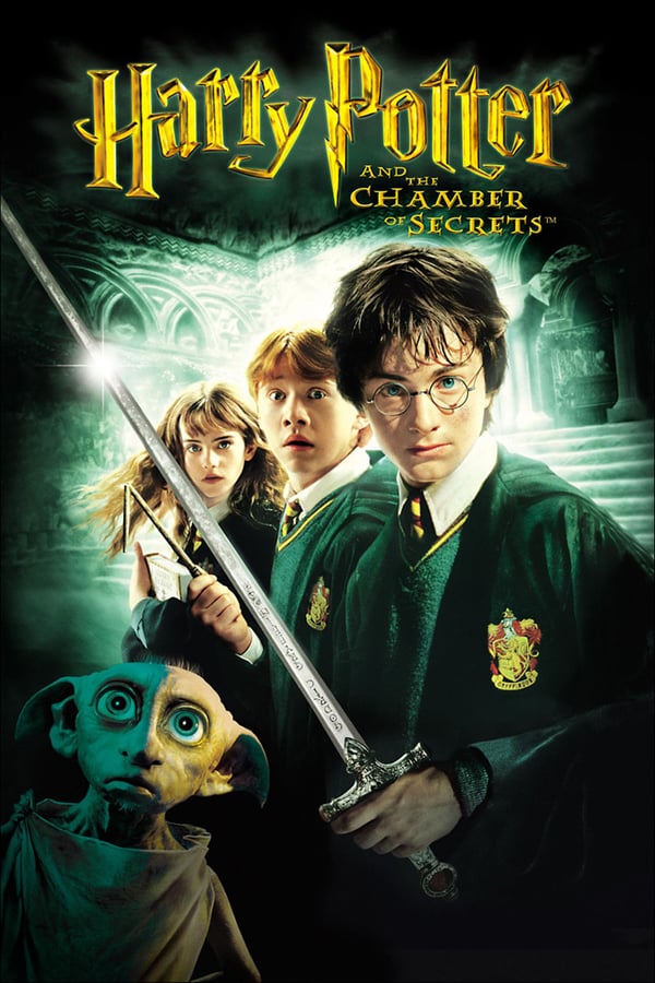 Hogwarts Cadılık ve Büyücülük okulundaki ikinci yılına başlarken Harry Potter ,ev cini Dobby tarafından okula dönmesinin kendisi için tehlikeli olacağı konusunda uyarılır. Bunun yanında Profesör Snape ondan halen hoşlanmamaktadır, Draco Malfoy da ondan hala nefret eder. Bu ortamda Harry en iyi arkadaşları Ron ve Hermione ile birlikte yeni bir okul yılına başlar. Ünlü yazar Gilderoy Lockhart da bu yıl Hogwarts'a katılmıştır. Ancak Hogwarts öğrencileri garip bir şekilde taşa dönüşmektedirler. Bunu kimin yaptığıysa gizemini korumaktadır.