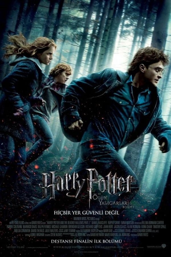 Bölüm 1, Harry, Ron ve Hermione’nin Voldemort’un ölümsüzlük sırrını barındıran Hortkuluklar’ın izini sürmek ve yoketmek görevini üstlenerek yola çıkmaları ile başlıyor. Profesörlerinin yönlendirmelerive Profesör Dumbledore’un koruması olmaksızın, tek başlarına yola çıkan üç arkadaş şimdi herzamankinden daha fazla birbirlerine güvenmek zorundadır. Ancak, onları tehdit ederek ayrı düşmelerini sağlamak isteyen Karanlık Güçler de aralarındadır.Bu arada, büyücülük dünyası Karanlık Lord’un tüm düşmanları için tehlikeli bir yer haline gelmiştir. Uzun zamandır korkulan savaş başlamış ve Voldemort’un Ölüm Yiyicileri Büyü Bakanlığı’nın kotrolünü zorla ele geçirerek terör estirmekte ve kendilerine karşı olabilecek herkesi tutukulamaktadırlar. Ama, Voldemort için en değerli olan ganimeti; Harry Potter’ı hala bulamamışlardır.