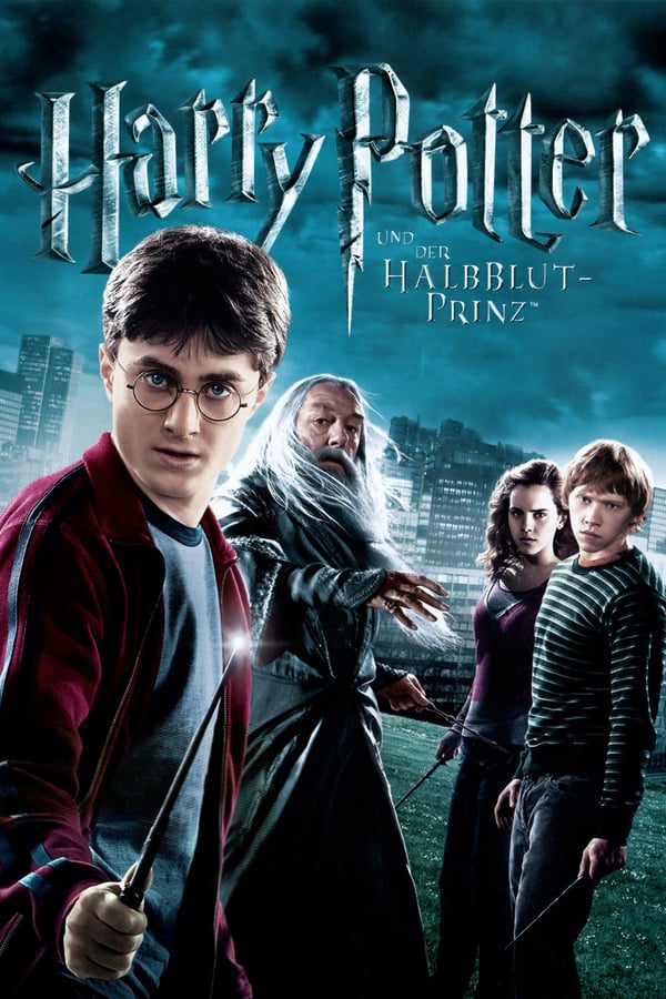 Der Zauber der Liebe beherrscht das sechste Schuljahr von Harry und seinen besten Freunden Hermine und Ron. Hormone und ein Liebestrank des neuen Professors Horace Slughorn sorgen für Gefühlsverwirrung, während sich die Anhänger Voldemorts mit Unterstützung von Severus Snape zu Attacken auf die jungen Helden und ihren größten magischen Verbündeten formieren. Als Harry und Professor Dumbledore das Geheimnis für Voldemorts ewiges Leben entdecken, hat der dunkle Lord bereits den Tod nach Hogwarts entsandt.