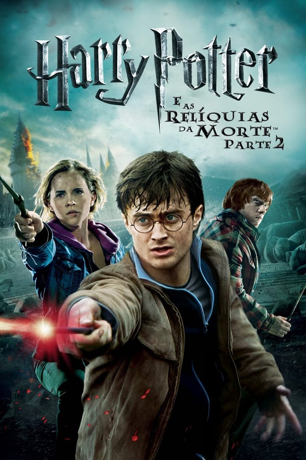 Harry Potter e os seus amigos continuam à procura das horcruxes: conseguem entrar no Banco Gringott's e ao castelo de Hogwarts, onde se escondem as últimas horcruxes. Paralelamente, Voldemort prepara o ataque definitivo ao castelo.